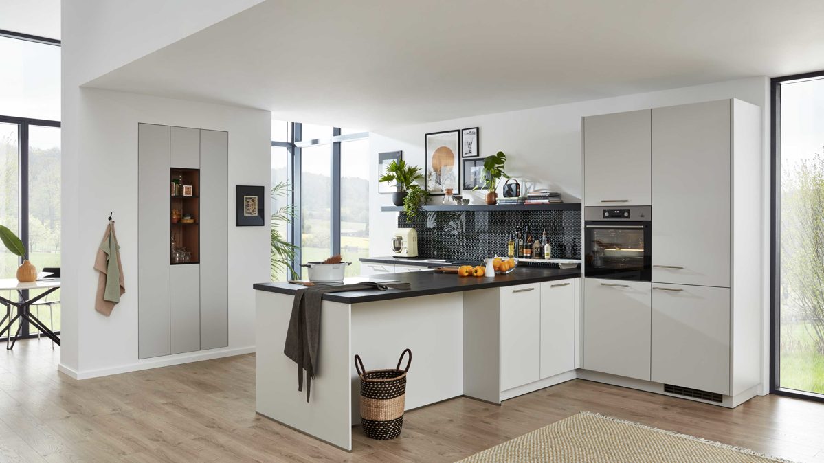Mobel Eilers Apen Mobel A Z Kuchen Alle Kuchen Wert Kuche Wert Wert Kuche Nora Mit Aeg Einbaugeraten Kristallgrau Schwarz Zweizeilig